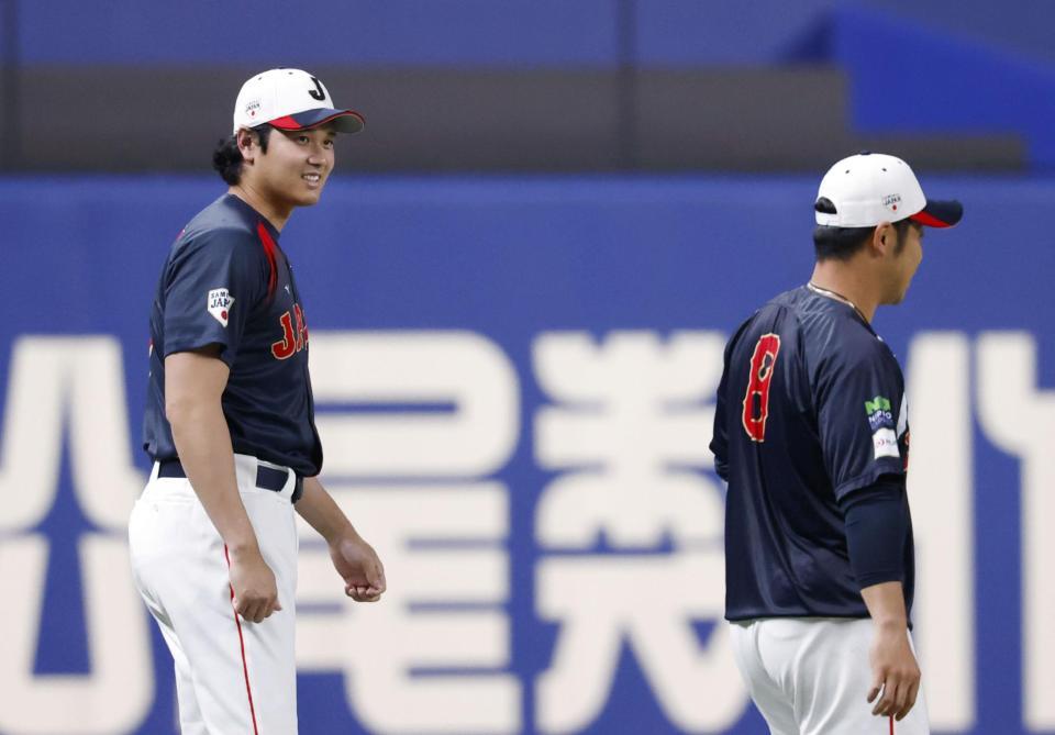 　ＷＢＣ日本代表に合流し、近藤（右）と言葉を交わす大谷