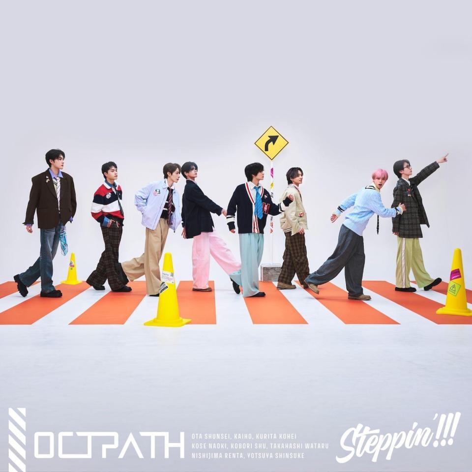 ＯＣＴＰＡＴＨ９枚目のシングル「Ｓｔｅｐｐｉｎ’！！！」の初回盤ジャケット