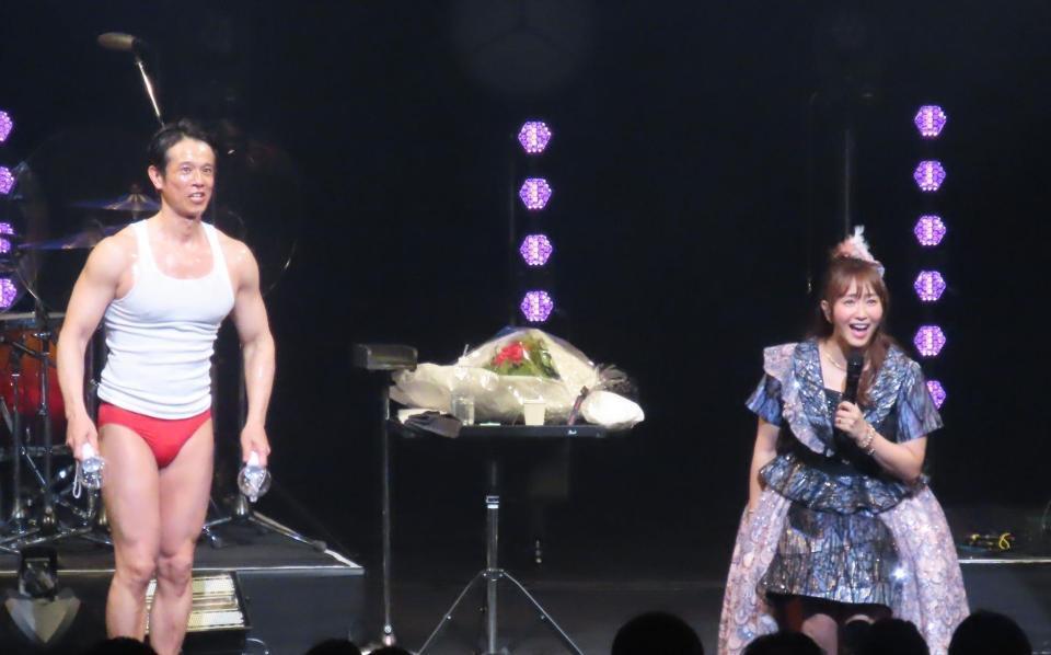 藤本美貴の４１歳誕生日トーク＆ライブに登場したジャケットとズボンを脱いだ庄司智春（左）