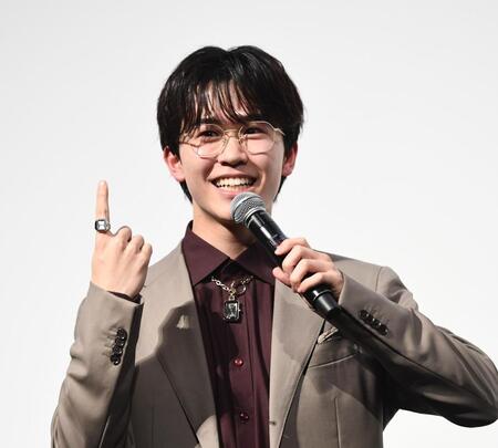 時計のアクセサリーを見せる鈴木福（撮影・園田高夫）