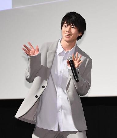 笑顔で登壇する奥智哉（撮影・園田高夫）