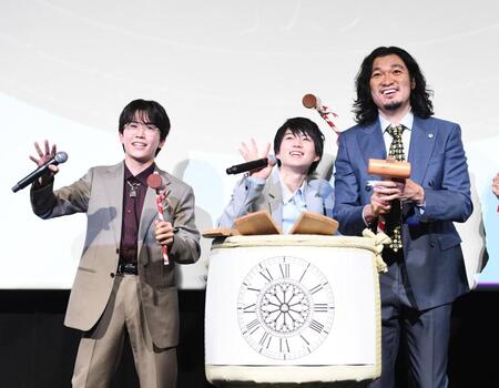 完成披露で鏡割りをする（左から）鈴木福、奥智哉、青木崇高（撮影・園田高夫）