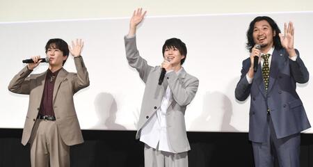 客席のファンに笑顔で手を振る（左から）鈴木福、奥智哉、青木崇高（撮影・園田高夫）