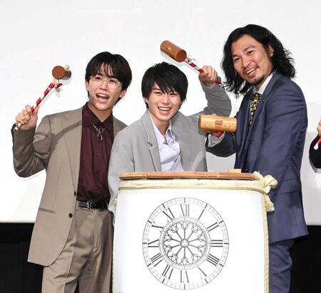 　鏡開きをする（左から）鈴木福、奥智哉、青木崇高