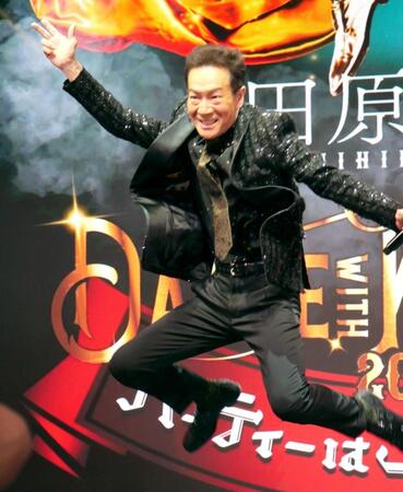 華麗にジャンプする田原俊彦