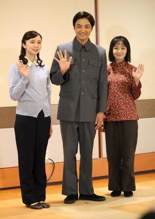 手を振る（左から）上白石萌歌、井上芳雄、奈緒