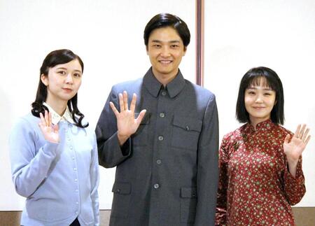 　開幕記念囲み取材に出席した（左から）上白石萌歌、井上芳雄、奈緒