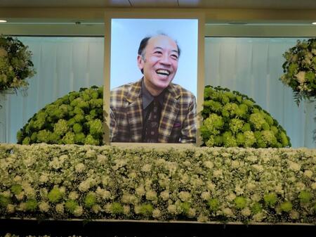 片岡亀蔵の笑顔の遺影を中心にグリーンを基調として彩られた祭壇