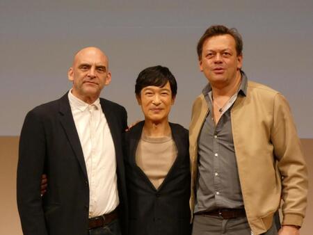新作舞台製作発表会に出席した（左から）ショーン・ホームズ氏、堺雅人、サイモン・スティーヴンス氏