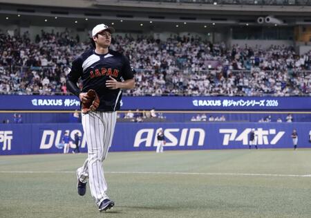 レフトスタンドにボールをプレゼントし、ベンチへ戻る大谷翔平（撮影・伊藤笙子）