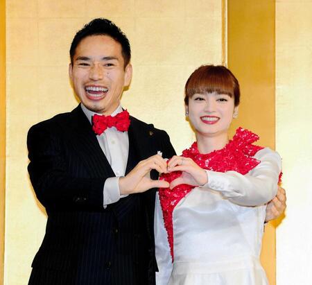 婚約会見でアモーレポーズをする長友佑都（左）と平愛梨＝１６年