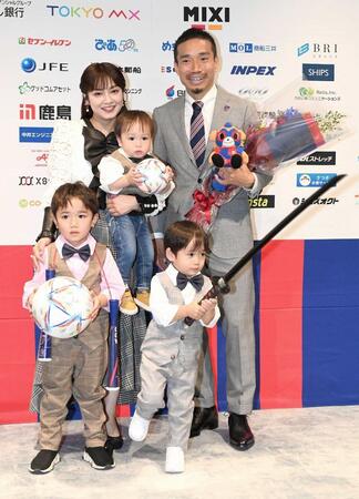 平愛梨（後列左）と長友佑都（同右）、家族たち＝２２年