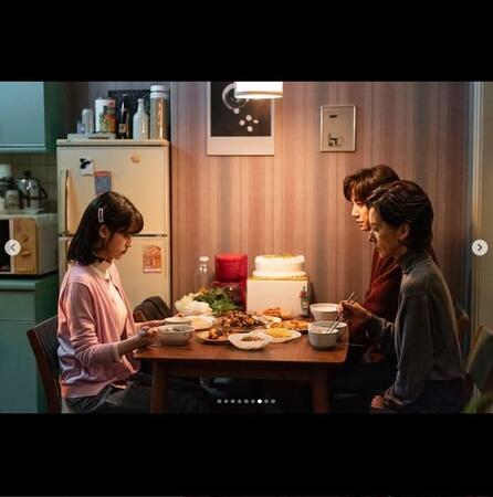 Ｎｅｔｆｌｉｘコリアの公式インスタグラム＠ｎｅｔｆｌｉｘｋｒより　ドラマ「おつかれさま」が遺作となったカン・ミョンジュさん（右手前）