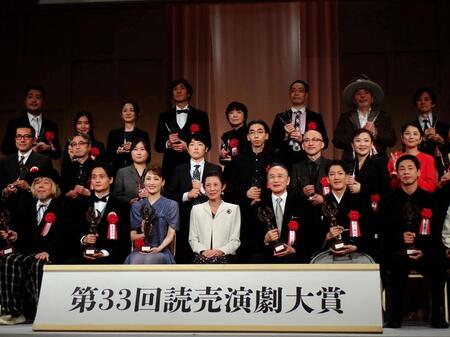 読売演劇大賞の授賞式に出席した（前列左から）ケラリーノ・サンドロヴィッチ氏、亀田佳明、望海風斗、高円宮妃殿下、片岡仁左衛門、尾上右近、大倉孝二