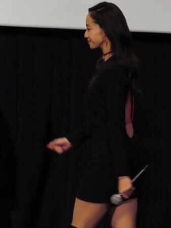 背中が大きく開いた衣装で登壇した沢尻エリカ