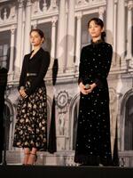 舞台挨拶に出席した嵐莉菜（左）と當真あみ