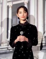 　シックな衣装で登場した當真あみ