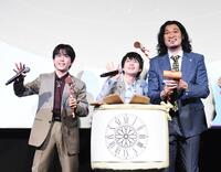 完成披露で鏡割りをする（左から）鈴木福、奥智哉、青木崇高（撮影・園田高夫）