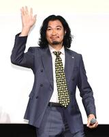 客席に手を振り登場した青木崇高（撮影・園田高夫）