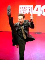 年齢を感じさせない足上げを披露した田原俊彦