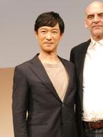 写真撮影に応じる堺雅人