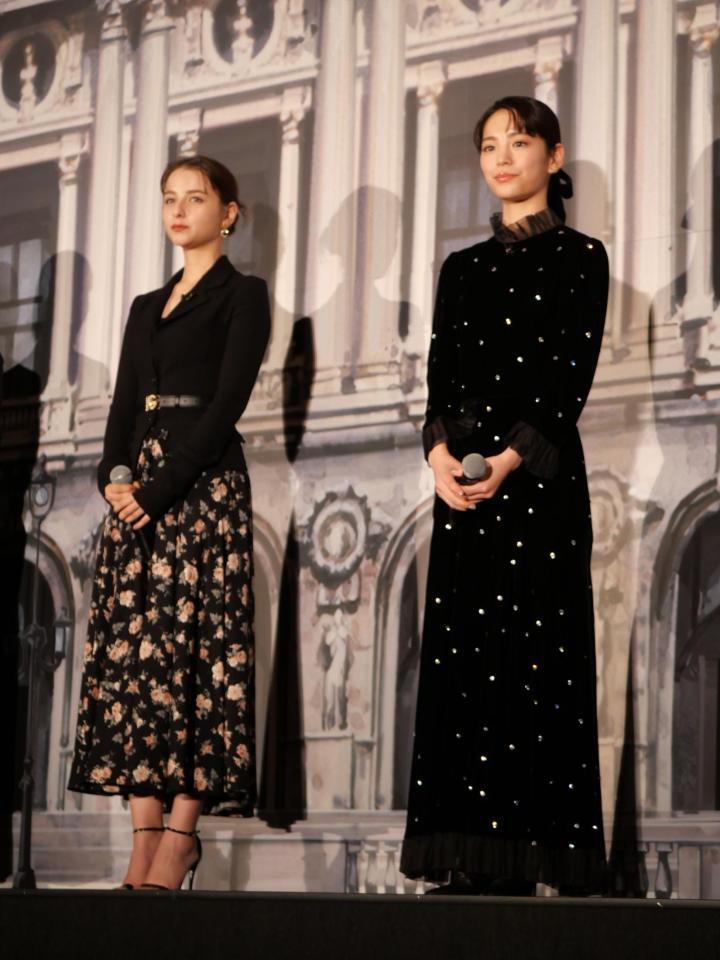 舞台挨拶に出席した嵐莉菜（左）と當真あみ