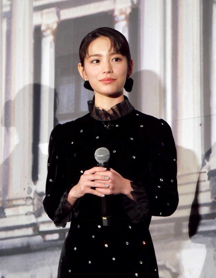 　シックな衣装で登場した當真あみ