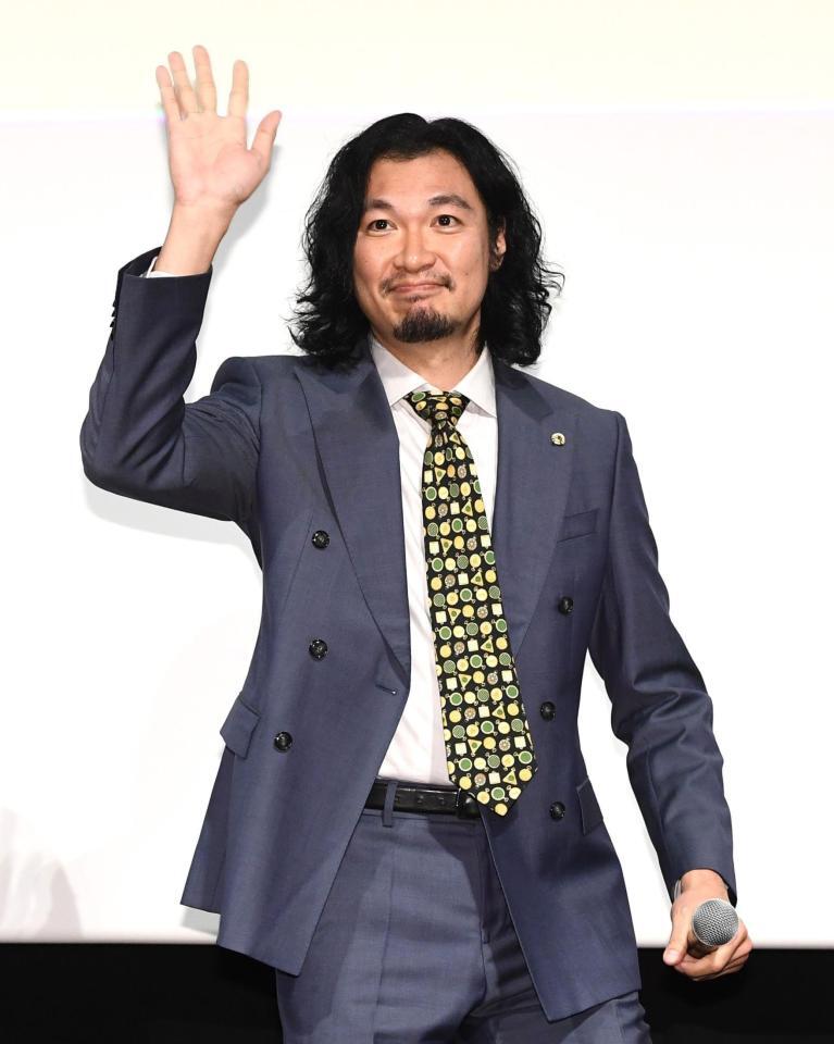 客席に手を振り登場した青木崇高（撮影・園田高夫）