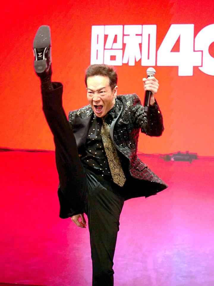 年齢を感じさせない足上げを披露した田原俊彦