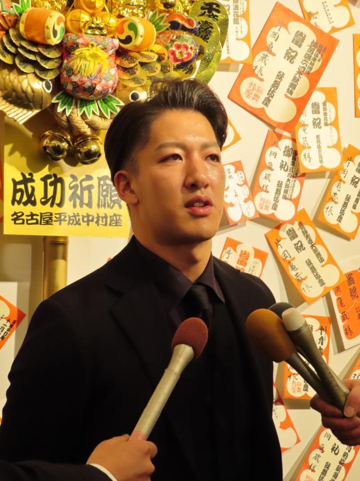 献花に訪れた尾上右近