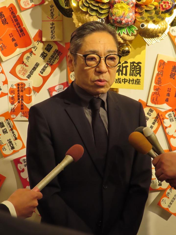 献花に訪れた市川中車