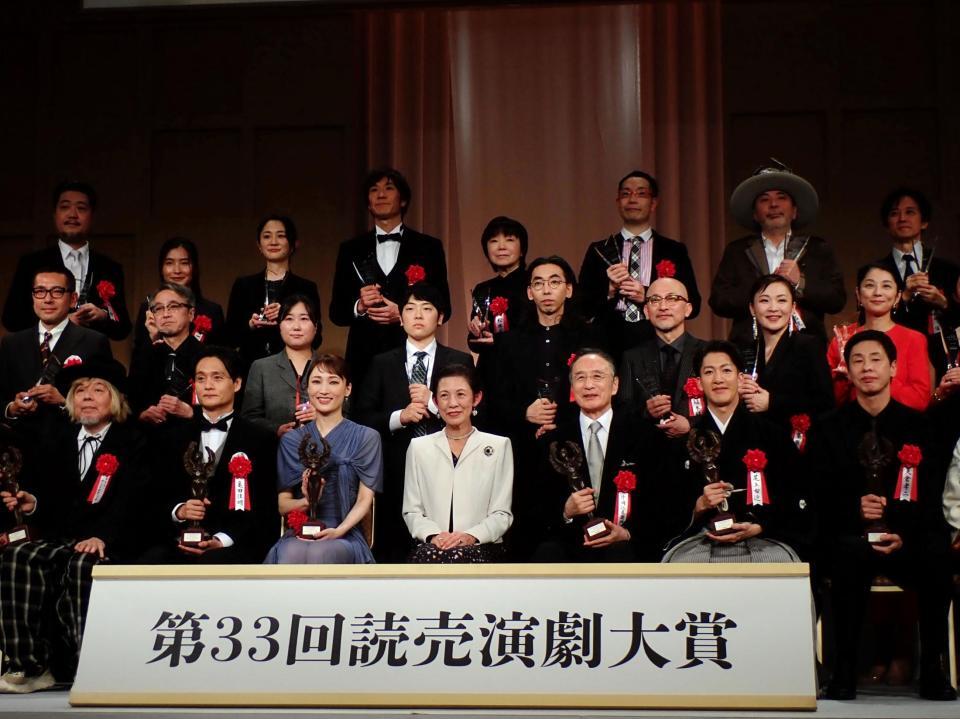 読売演劇大賞の授賞式に出席した（前列左から）ケラリーノ・サンドロヴィッチ氏、亀田佳明、望海風斗、高円宮妃殿下、片岡仁左衛門、尾上右近、大倉孝二