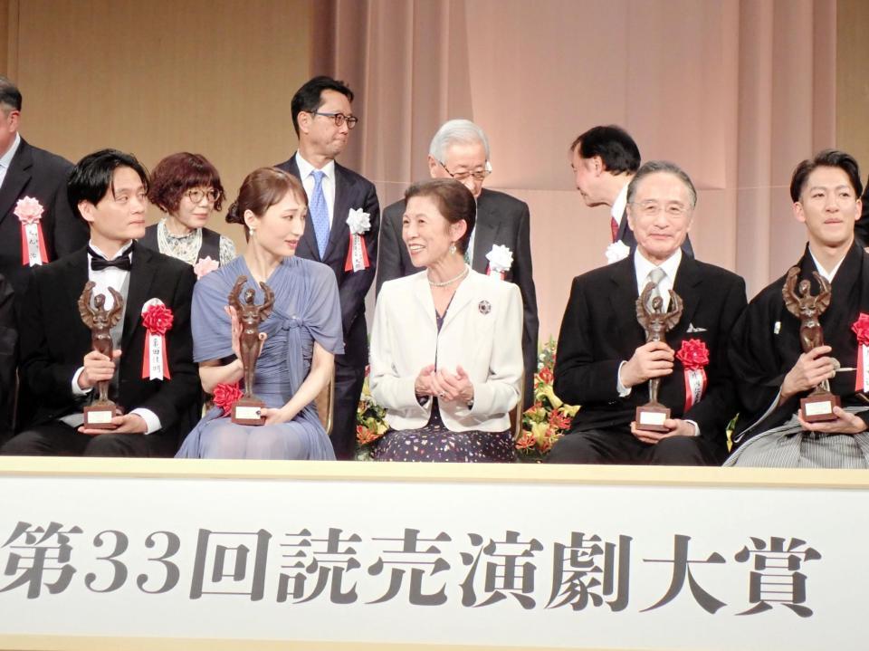 読売演劇大賞の授賞式に出席した（左から）亀田佳明、望海風斗、高円宮妃殿下、片岡仁左衛門、尾上右近
