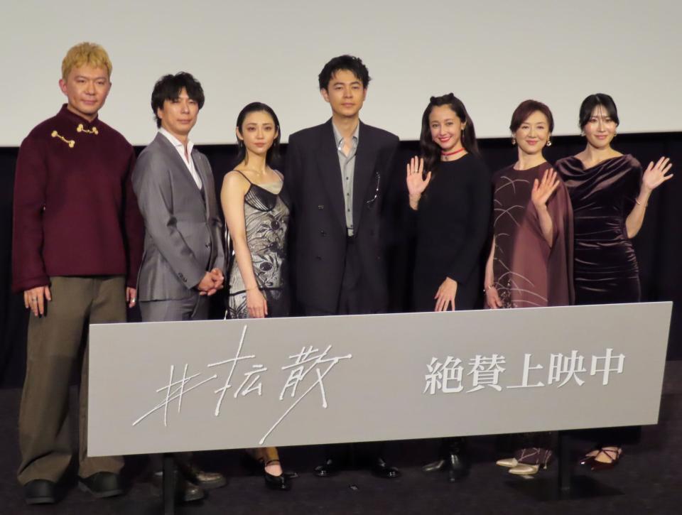 イベントに登壇した（左から）白金監督、船ヶ山哲、山谷花純、成田凌、沢尻エリカ、赤間麻里子、鈴木志音