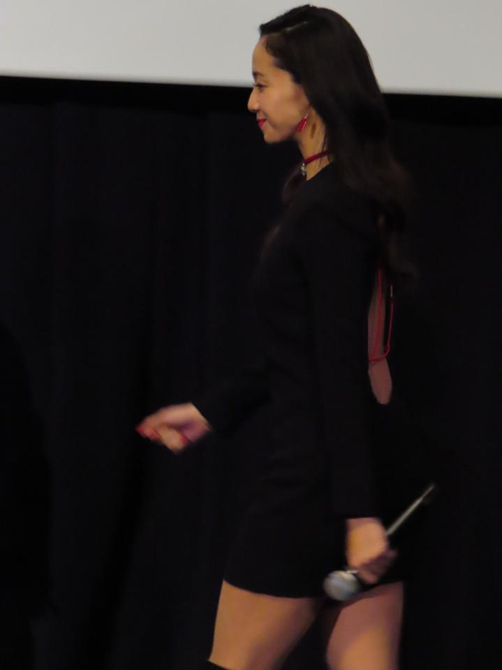 背中が大きく開いた衣装で登壇した沢尻エリカ