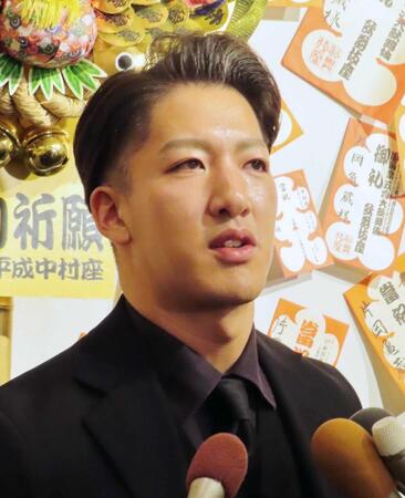 献花に訪れた尾上右近