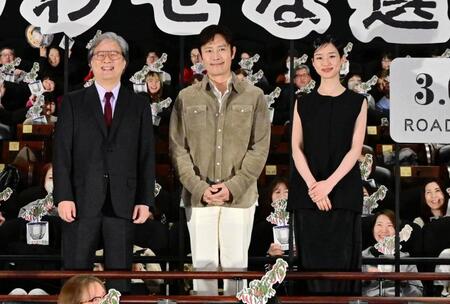 （左から）パク・チャヌク監督、イ・ビョンホン、河合優実