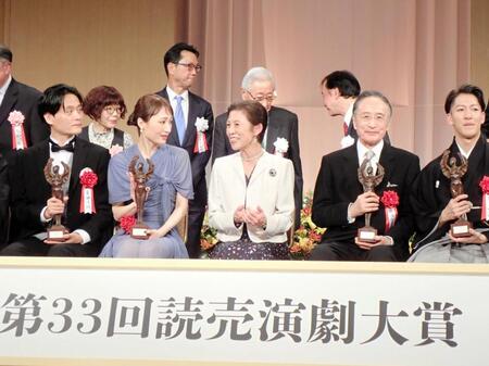 読売演劇大賞の授賞式に出席した（左から）亀田佳明、望海風斗、高円宮妃殿下、片岡仁左衛門、尾上右近