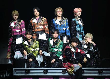 　ポーズをとる（前列左から）稲葉通陽、本高克樹、菅田琳寧、矢花黎（後列同）今野大輝、鈴木悠仁、橋本涼、川崎星輝（撮影・石井剣太郎）