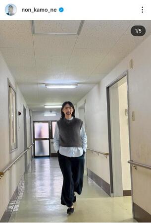 ドラマ「こちら予備自衛英雄補？！」のオフショット。のんのインスタグラム＠ｎｏｎ＿ｋａｍｏ＿ｎｅより