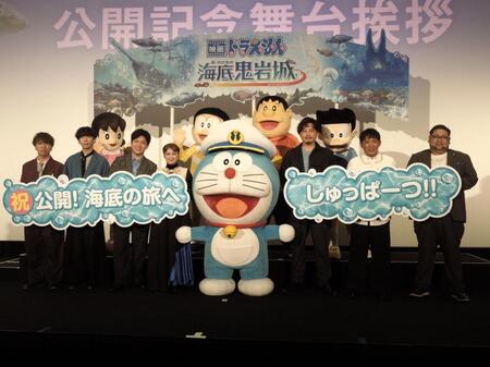 映画「ドラえもん　新・のび太の海底鬼岩城」公開記念舞台あいさつに登壇した（左から）ｓｕｍｉｋａの荒井智之、片岡健太、小川貴之、平愛梨、アルコ＆ピース、矢嶋哲生監督＝ＴＯＨＯシネマズ　六本木ヒルズ