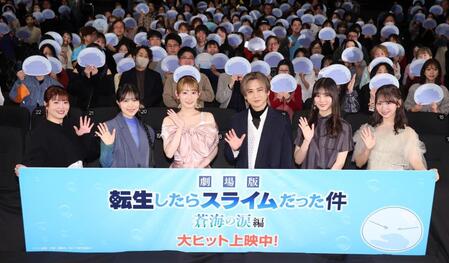 大ヒットに笑顔の（左から）泊明日菜、大西沙織、岡咲美保、堂本光一、小坂菜緒、藤嶌果歩＝丸の内ピカデリー（撮影・金田祐二）