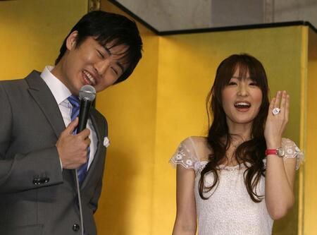 ２００９年２月、結婚会見で。「指輪の完成が間に合いませんでした」と苦笑いの劇団ひとり（左）と大沢あかね