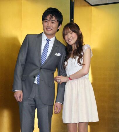 結婚報告会見を行った劇団ひとり（左）と大沢あかね