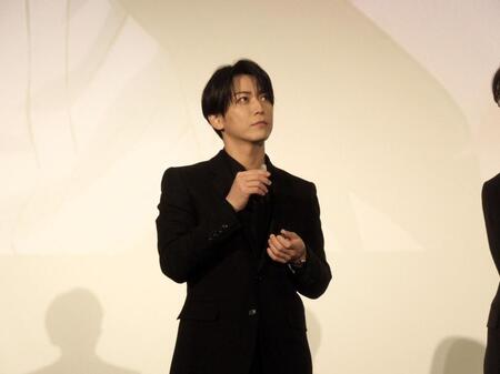 テレビアニメ「神の雫」先行上映会イベントに出席し、香り当てコーナーで正解を考え中の亀梨和也