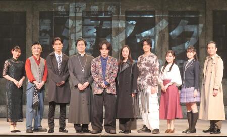 取材会に出席した（左から）七木奏音、矢部昌暉、福井巴也、大沢健、佐藤流司、野々花ひまり、上田堪大、川上千尋、小泉萌香、なだぎ武 