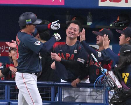 ２回、勝ち越しソロを放った森下を笑顔で迎える牧（中央）ら侍ジャパンナイン（撮影・飯室逸平）