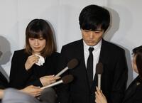 ２０１０年１０月、妻・大沢あかね（左）と祖父・故大沢啓二氏の通夜に参列した劇団ひとり（右）