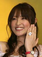 ２００９年２月、結婚会見で。指輪が間に合わず紙製の「仮」と書かれた指輪を披露する大沢あかね