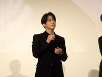 テレビアニメ「神の雫」先行上映会イベントに出席し、香り当てコーナーで正解を考え中の亀梨和也